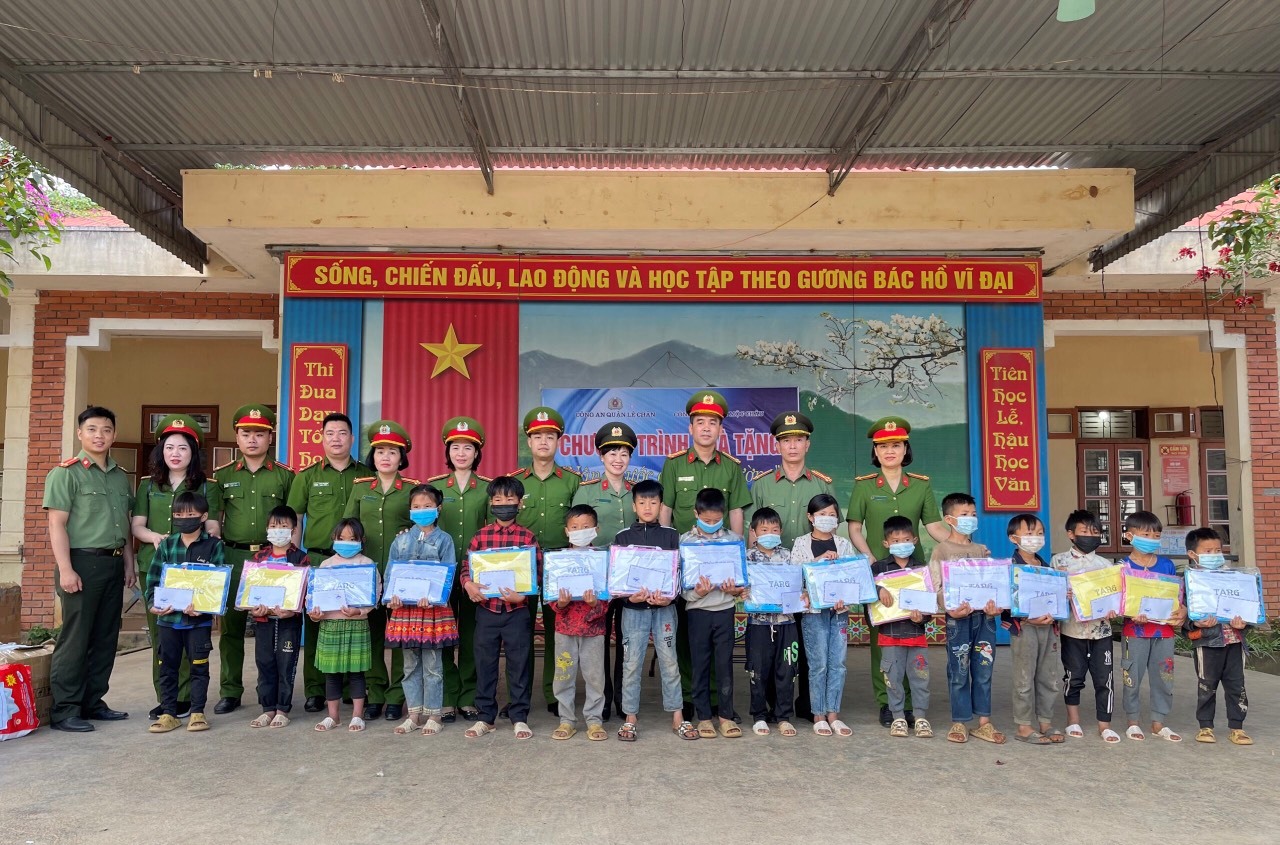 Công an quận Lê Chân: Về nguồn và Thiện nguyện tại tỉnh Sơn La